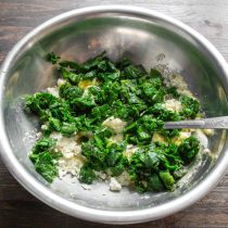 Добавляем нарезанный шпинат в тесто.