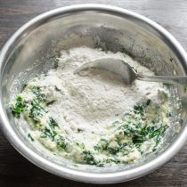 Насыпаем в тесто пшеничную муку.