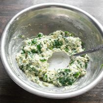 Хорошо перемешиваем тесто.