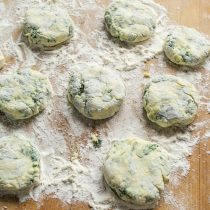 Широким ножом разрезаем колбаску на кусочки толщиной примерно 1 сантиметр.