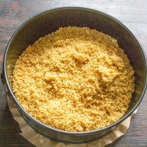 Высыпаем песочные крошки с маслом и молоком. Высыпаем песочные крошки с маслом и молоком.