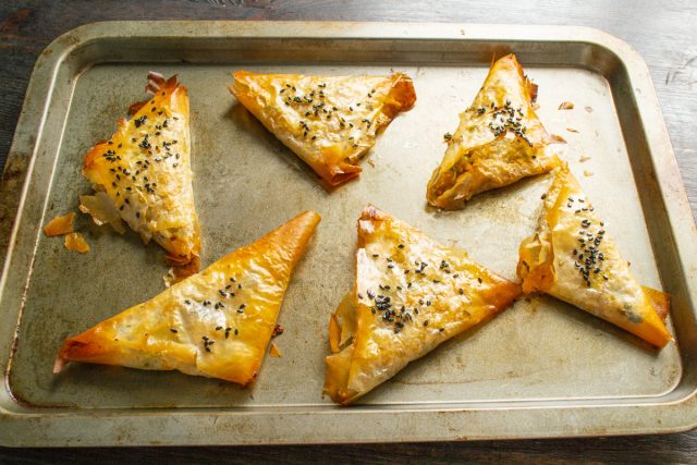 Вегетарианская самса с булгуром – пирожки, которые вкусно съесть сразу с пылу с жару. Вегетарианская самса с булгуром – пирожки, которые вкусно съесть сразу с пылу с жару.