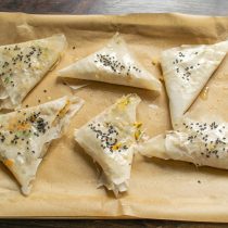 Посыпаем пирожки кунжутом, цвет семян кунжута значения не имеет, используйте что есть под рукой. Посыпаем пирожки кунжутом, цвет семян кунжута значения не имеет, используйте что есть под рукой.