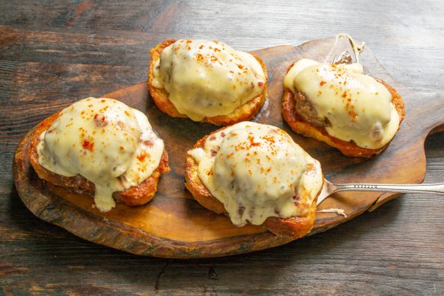 Горячие бутерброды с фаршем сразу подаем на стол, это такой вкусный домашний фастфуд, что просто пальчики оближешь. Горячие бутерброды с фаршем сразу подаем на стол, это такой вкусный домашний фастфуд, что просто пальчики оближешь.