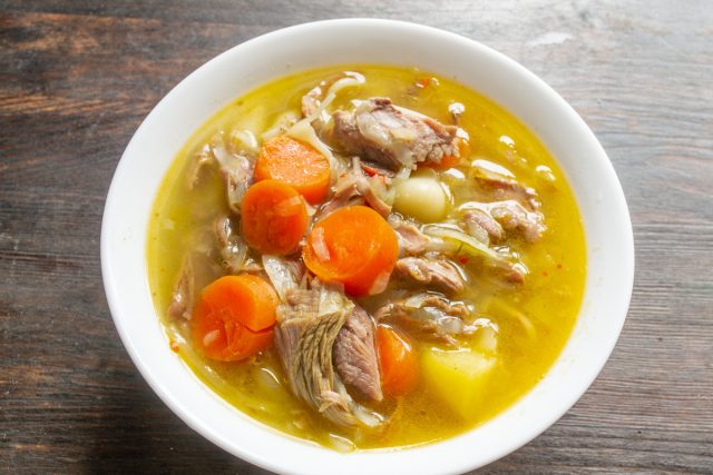 Горячий суп разливаем в тарелки, приправляем сметаной, посыпаем зеленью, лучше укропчиком. Горячий суп разливаем в тарелки, приправляем сметаной, посыпаем зеленью, лучше укропчиком.