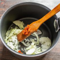 разогретое масло бросаем мелко нарезанную луковицу. разогретое масло бросаем мелко нарезанную луковицу.