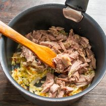 Нежирное вареное мясо разрываем на волокна, бросаем в кастрюлю к луку. Нежирное вареное мясо разрываем на волокна, бросаем в кастрюлю к луку.