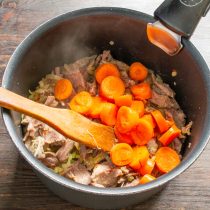 Кладем морковь, нарезанную крупными толстыми кружочками. Кладем морковь, нарезанную крупными толстыми кружочками.