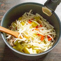 Далее добавляем в суп нашинкованную узкими полосками капусту. Далее добавляем в суп нашинкованную узкими полосками капусту.