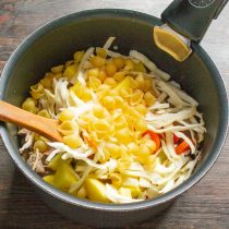 Насыпаем мелкие макароны. Насыпаем мелкие макароны.