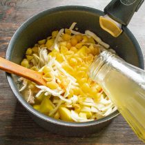 Вливаем куриный или мясной бульон. Вливаем куриный или мясной бульон.