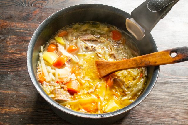 Накрываем кастрюлю крышкой и готовим суп на тихом огне 20 минут. Накрываем кастрюлю крышкой и готовим суп на тихом огне 20 минут.