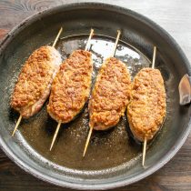 Жарим колбаски на среднем огне примерно 10-12 минут. Жарим колбаски на среднем огне примерно 10-12 минут.