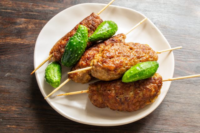 Колбаски на шпажках подаем на стол горячими, на гарнир приготовьте салат из свежих овощей, получится такой вкусный ужин! Колбаски на шпажках подаем на стол горячими, на гарнир приготовьте салат из свежих овощей, получится такой вкусный ужин!