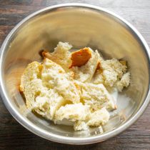 Черствый белый хлеб разламываем на небольшие кусочки, заливаем холодным молоком, оставляем на время. Черствый белый хлеб разламываем на небольшие кусочки, заливаем холодным молоком, оставляем на время.