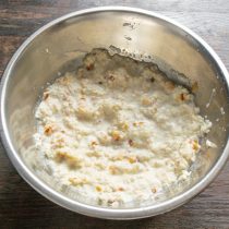 Когда хлеб намокнет, вилкой или руками разминаем его в кашицу. Когда хлеб намокнет, вилкой или руками разминаем его в кашицу.