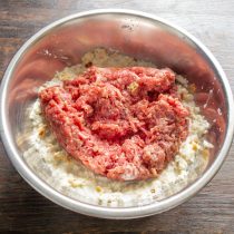 К размоченному хлебу добавляем охлажденный фарш из нежирной говядины. К размоченному хлебу добавляем охлажденный фарш из нежирной говядины.