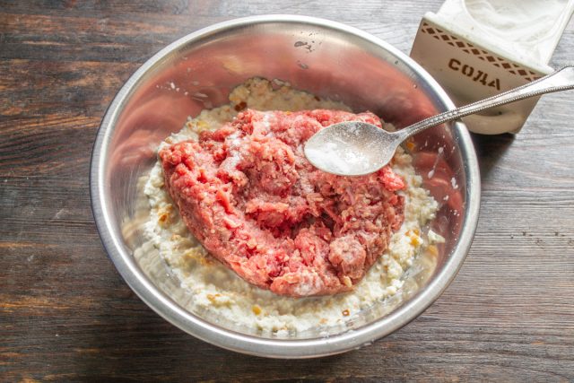 Насыпаем четверть чайной ложки пищевой соды. Насыпаем четверть чайной ложки пищевой соды.