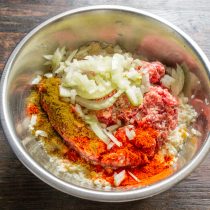 Нарезаем мелкими кубиками или трем на терке луковицу. Нарезаем мелкими кубиками или трем на терке луковицу.