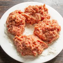 Делим фарш на 4 равные части. Делим фарш на 4 равные части.