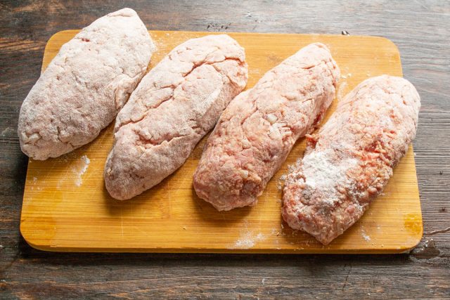 Формируем колбаски, панируем в муке и выкладываем на разделочную доску. Формируем колбаски, панируем в муке и выкладываем на разделочную доску.