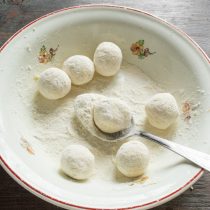 Нужно чтобы шарики-сырники полностью искупались в муке.