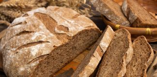 Ржаной хлеб на закваске с медом и тмином