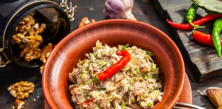 Салат из курицы с орехами без майонеза