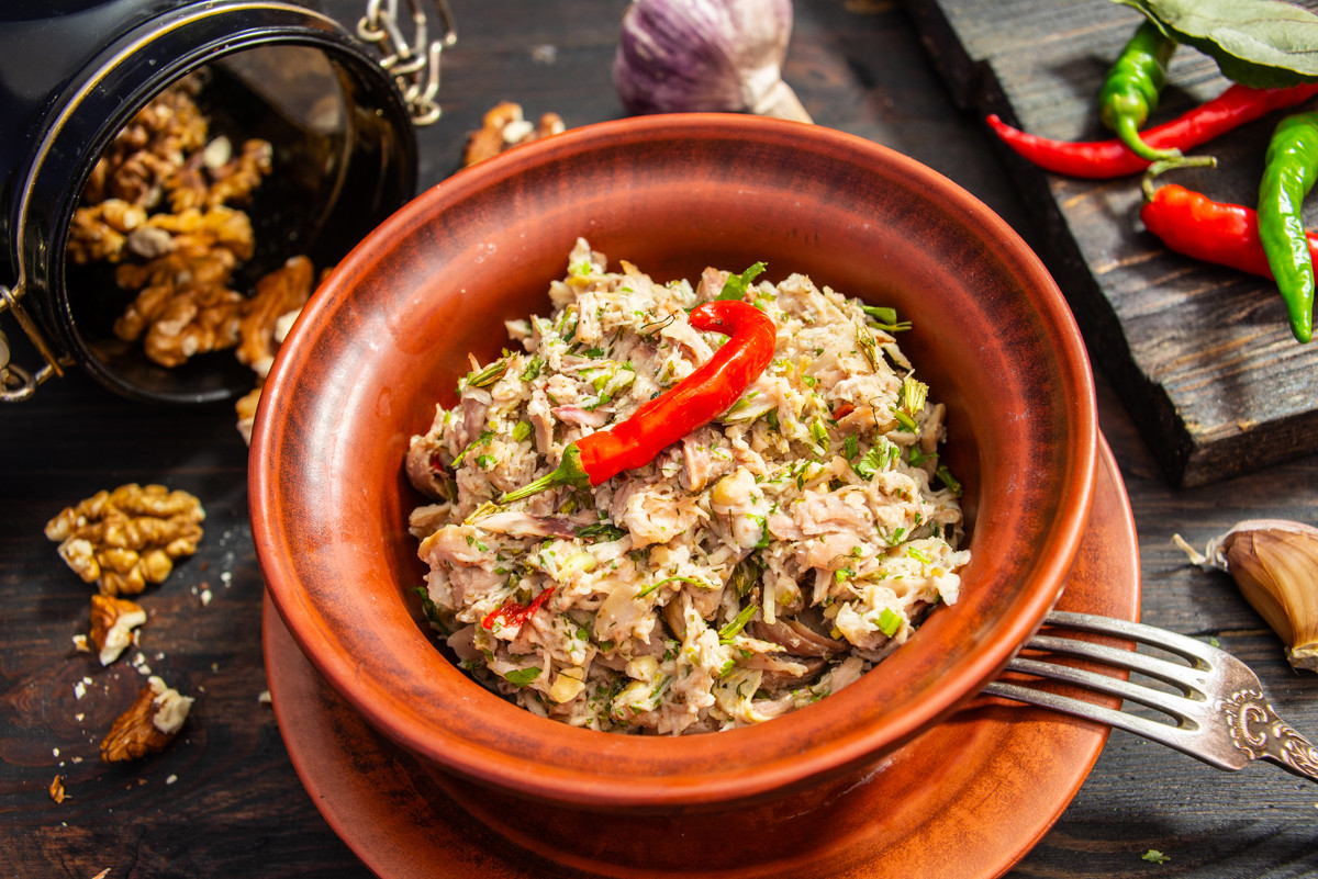 Салат из курицы с орехами без майонеза
