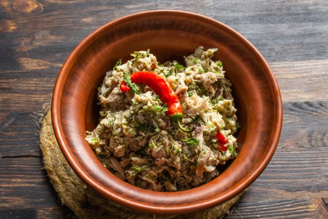 Можно оставлять на ночь, будет только вкуснее. Перед подачей украшаем куриный салат перчиком чили.