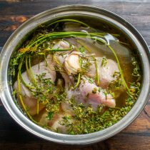 Варим куриные голени на маленьком огне около часа. За 15 минут до готовности солим по вкусу.