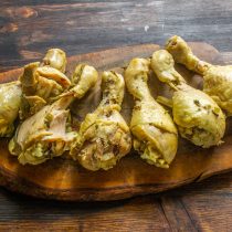 Остужаем куриные голени в бульоне.