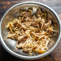 Отделяем мясо от костей, разрываем на волокна вилками или режем мелко.