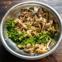 Пучок свежей кинзы и петрушки нарезаем мелко.