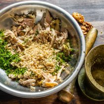 Поджаренные орехи толчем в ступе, измельчаем в блендере или разминаем скалкой.