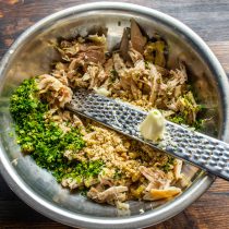 Добавляем измельченный чеснок в салат.