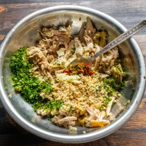 Добавляем чили с приправами к остальным ингредиентам.