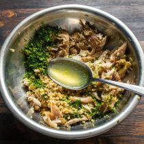 Наливаем процеженный куриный бульон, понадобится чуть меньше стакана.