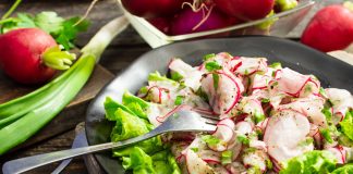 Салат из редиски и зелени с оливковым маслом