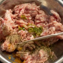 К охлажденному мясному фаршу добавляем молотую сладкую паприку, соль по вкусу.