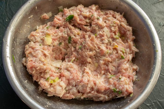 Хорошо вымешиваем фарш, лучше смешивать руками, надев тонкие резиновые перчатки.