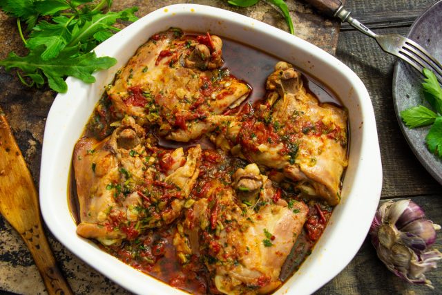 Чахохбили по-домашнему с белым вином и сладким перцем Чахохбили по-домашнему с белым вином и сладким перцем