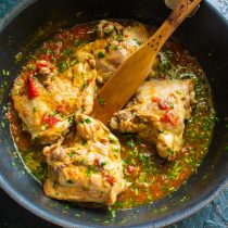 Хорошо перемешиваем и чахохбили по-домашнему готово. Хорошо перемешиваем и чахохбили по-домашнему готово.