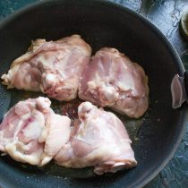 Подготовленную курицу кладем на раскаленную сковороду кожей вниз, жарим на сильном огне, крышкой не накрываем! Подготовленную курицу кладем на раскаленную сковороду кожей вниз, жарим на сильном огне, крышкой не накрываем!