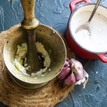 Раздавленный чеснок толчем в ступе с щепоткой соли. Раздавленный чеснок толчем в ступе с щепоткой соли.
