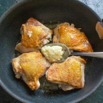 Жарим курочку до очень румяного, золотистого цвета, переворачиваем. Жарим курочку до очень румяного, золотистого цвета, переворачиваем.