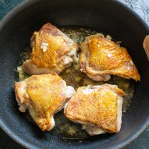 Вливаем белое сухое или полусухое вино, выпариваем несколько минут. Вливаем белое сухое или полусухое вино, выпариваем несколько минут.