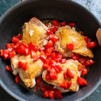 Нарезаем помидоры кубиками, добавляем к курице. Нарезаем помидоры кубиками, добавляем к курице.