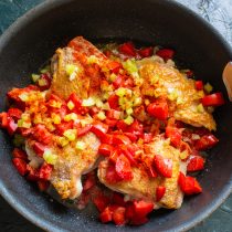 Нарезаем кубиками сладкий болгарский перец, добавляем к остальным ингредиентам. Нарезаем кубиками сладкий болгарский перец, добавляем к остальным ингредиентам.