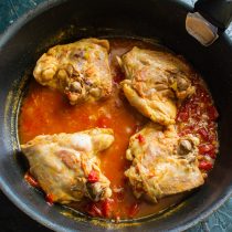 Прикрываем сковороду крышкой или фольгой. Готовим на тихом огне 45-50 минут. Прикрываем сковороду крышкой или фольгой. Готовим на тихом огне 45-50 минут.